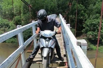 Lạnh người băng qua cầu treo dễ “nuốt mạng” ở VN