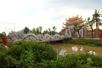 Nhà thờ tổ của Hoài Linh chưa xây xong đã tan nát?