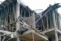 Sập giàn giáo, 5 người thương vong