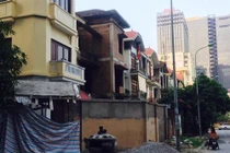 Khu đô thị Yên Hòa chiếm 3.000 m2 đất vườn hoa xây sân tennis