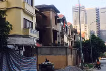 Khu đô thị Yên Hòa chiếm 3.000 m2 đất vườn hoa xây sân tennis