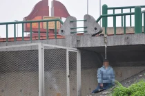 Nam thanh niên 30 tuổi treo cổ trên cầu Bãi Cháy