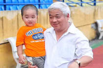 Cảm động tình cha con "bầu Kiên"