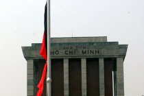 Hà Nội, TP HCM ngập trời cờ rủ