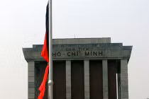 Hà Nội, TP HCM ngập trời cờ rủ