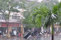 Ngày mai, áp thấp vào đất liền, miền Trung mưa