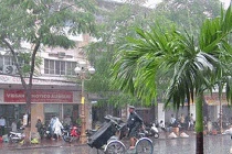 Ngày mai, áp thấp vào đất liền, miền Trung mưa