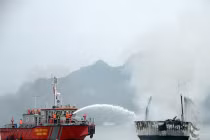 Cận cảnh cứu tàu du lịch bốc cháy dữ dội trên vịnh Hạ Long