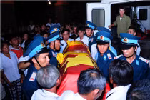 Dân làng trắng đêm đón linh cữu thiếu úy hy sinh vụ Mi-171 rơi