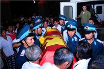 Dân làng trắng đêm đón linh cữu thiếu úy hy sinh vụ Mi-171 rơi