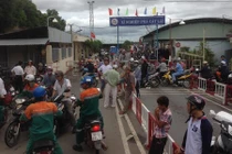 Hỗn loạn cảnh hàng nghìn người mắc kẹt ở phà Cát Lái