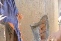 Sập cầu treo: "Bới" cột dây neo độn gạch... lộ "trùm sò"