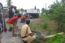 Xe CSGT tông bé gái hôn mê rồi lao xuống mương