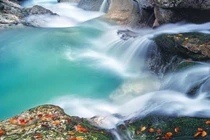 Cảnh đẹp mê hồn của dòng sông màu xanh lơ ở Ý