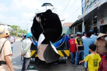 Xe bồn nổ kinh hoàng, 2 người bị thương, nhiều nhà hư hỏng