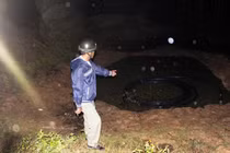 Rơi xuống hố công trình, 2 anh em bị đuối nước