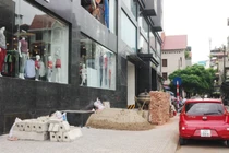 Muôn nỗi phiền toái khi ở căn hộ cao ốc mặt đường