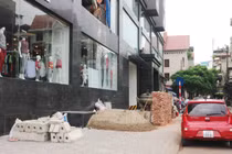 Muôn nỗi phiền toái khi ở căn hộ cao ốc mặt đường