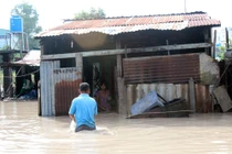 Bình Dương chìm trong biển nước, dân lóp ngóp chạy loạn