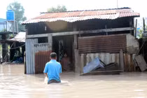Bình Dương chìm trong biển nước, dân lóp ngóp chạy loạn