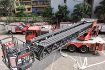 Xe cứu hỏa “khủng” vươn tới tầng 18 cao ốc của công an HN