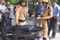 Hà Nội: Tóm cổ xe Honda SH đeo biển Wave tàu