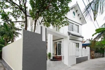 Cận cảnh biệt thự trắng bề thế của HH Phạm Hương