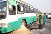 TP HCM: Xe buýt cán chết người đi bộ, tắc đường nghiêm trọng