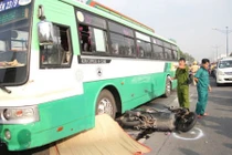 TP HCM: Xe buýt cán chết người đi bộ, tắc đường nghiêm trọng