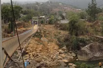 Cầu treo bất ngờ sập khi đám tang đi qua, 8 người chết