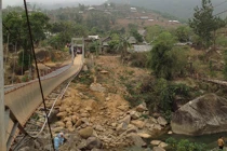 Cầu treo bất ngờ sập khi đám tang đi qua, 8 người chết