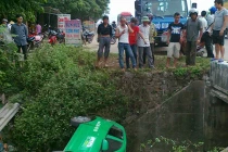 Chạy thục mạng trốn CSGT, taxi lao xuống hố sâu