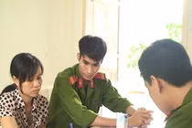 Bi hài vợ giận chồng, lột đồ cho cả làng xem