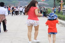 Bức xúc cảnh gái xinh mặc thiếu vải đi lễ hội Đền Hùng