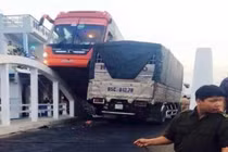 Xe Phương Trang vắt vẻo trên thành cầu, 30 khách hoảng hồn