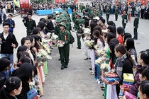 Xúc động hình ảnh thanh niên lên đường nhập ngũ