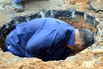 TP HCM bất ngờ xuất hiện hố tử thần “khủng” trên đường phố