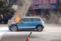 Mẹ con ôm nhau nhảy khỏi xe BMW 1,6 tỷ bốc cháy