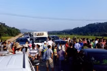 Dân chặn cao tốc Nội Bài-Lào Cai tố nhà thầu ăn quỵt