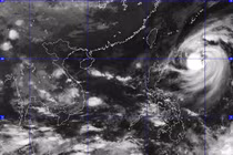Sau bão, thời tiết nguy hiểm và lốc xoáy trên biển