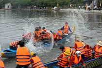 Kỳ thú màn té nước dập lửa trên sông của những người phụ nữ 