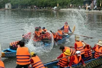 Kỳ thú màn té nước dập lửa trên sông của những người phụ nữ 