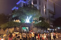 Dân xếp hàng dài tham quan biệt thự lộng lẫy Giáng sinh của Mr Đàm