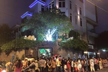 Dân xếp hàng dài tham quan biệt thự lộng lẫy Giáng sinh của Mr Đàm