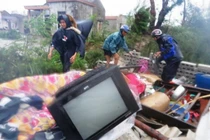 Bão tan, điện vẫn mất, nhà dột, phố thành sông