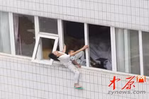 Bị vợ cắm sừng, trai trẻ ôm con định nhảy lầu tự tử