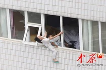 Bị vợ cắm sừng, trai trẻ ôm con định nhảy lầu tự tử