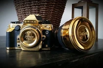 Ngắm máy ảnh mạ vàng giá 900 triệu đồng