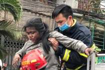 Hình ảnh giải cứu “nghẹt thở” bé gái mắc kẹt trên tầng 3 đám cháy lớn