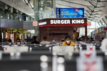 Đi máy bay ngày Tết, làm gì để không lỡ chuyến?